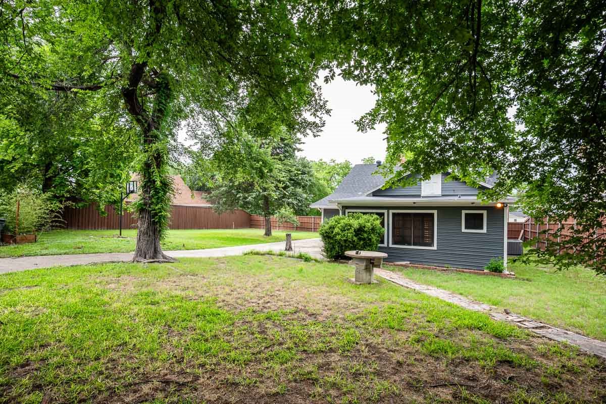 715 S Barnett Avenue Dallas TX 75211