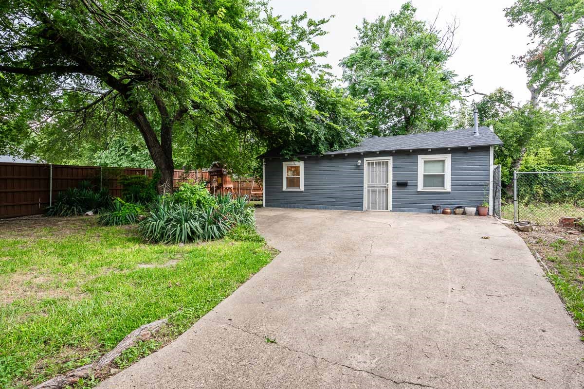 715 S Barnett Avenue Dallas TX 75211