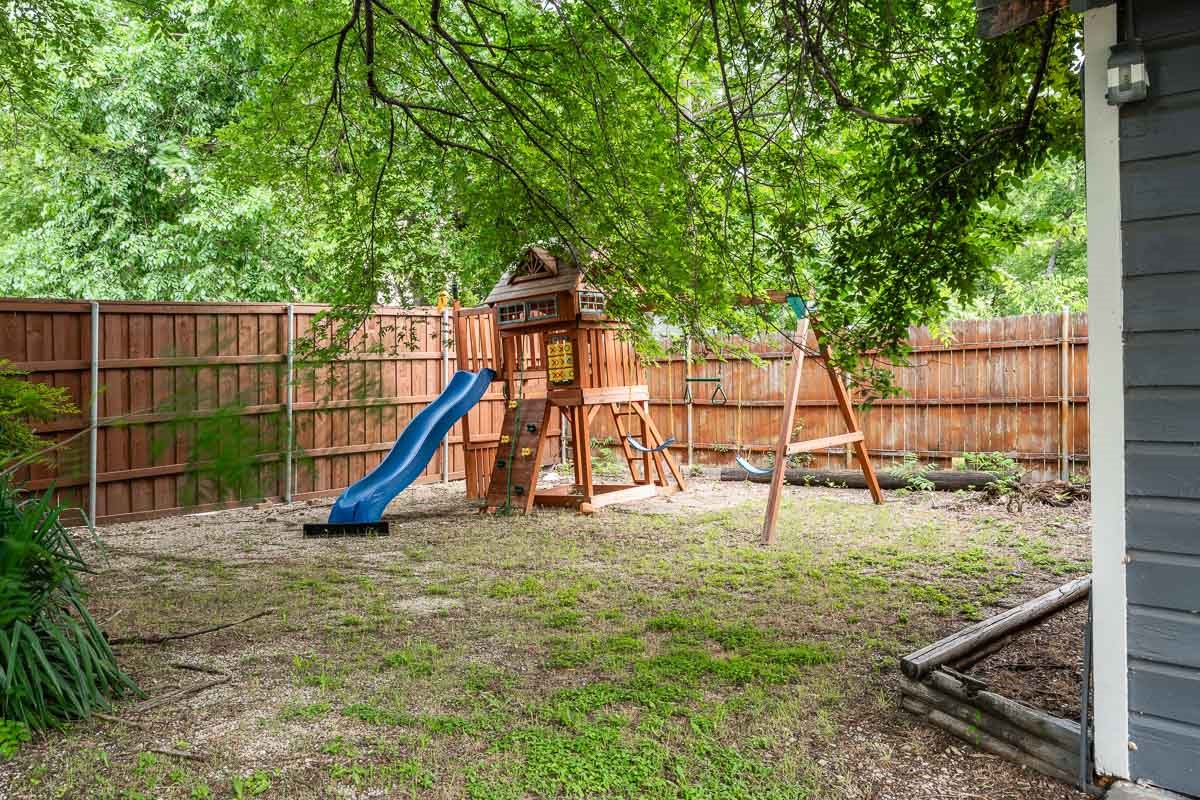 715 S Barnett Avenue Dallas TX 75211