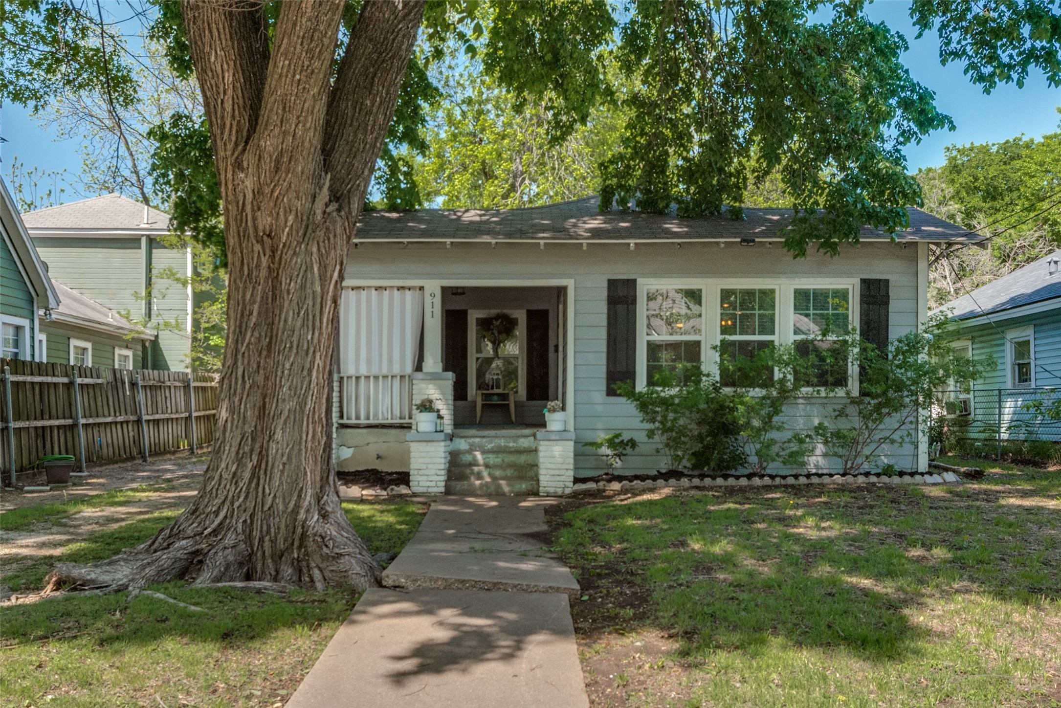911 S Adams Avenue Dallas TX 75208