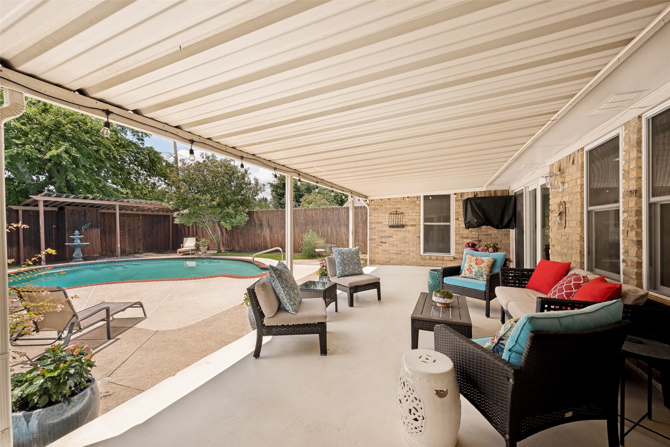 2253 Farrington Lane Hurst TX 76054