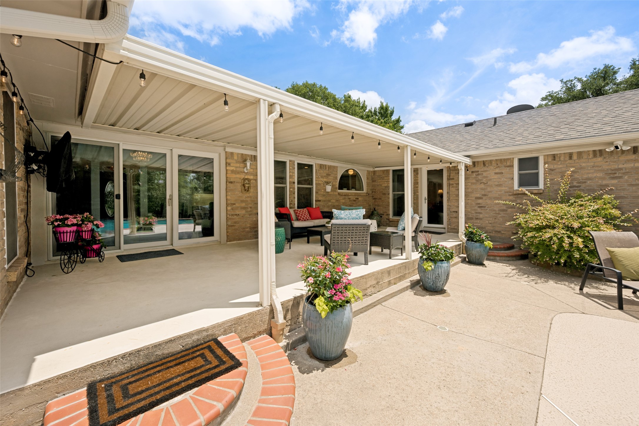 2253 Farrington Lane Hurst TX 76054