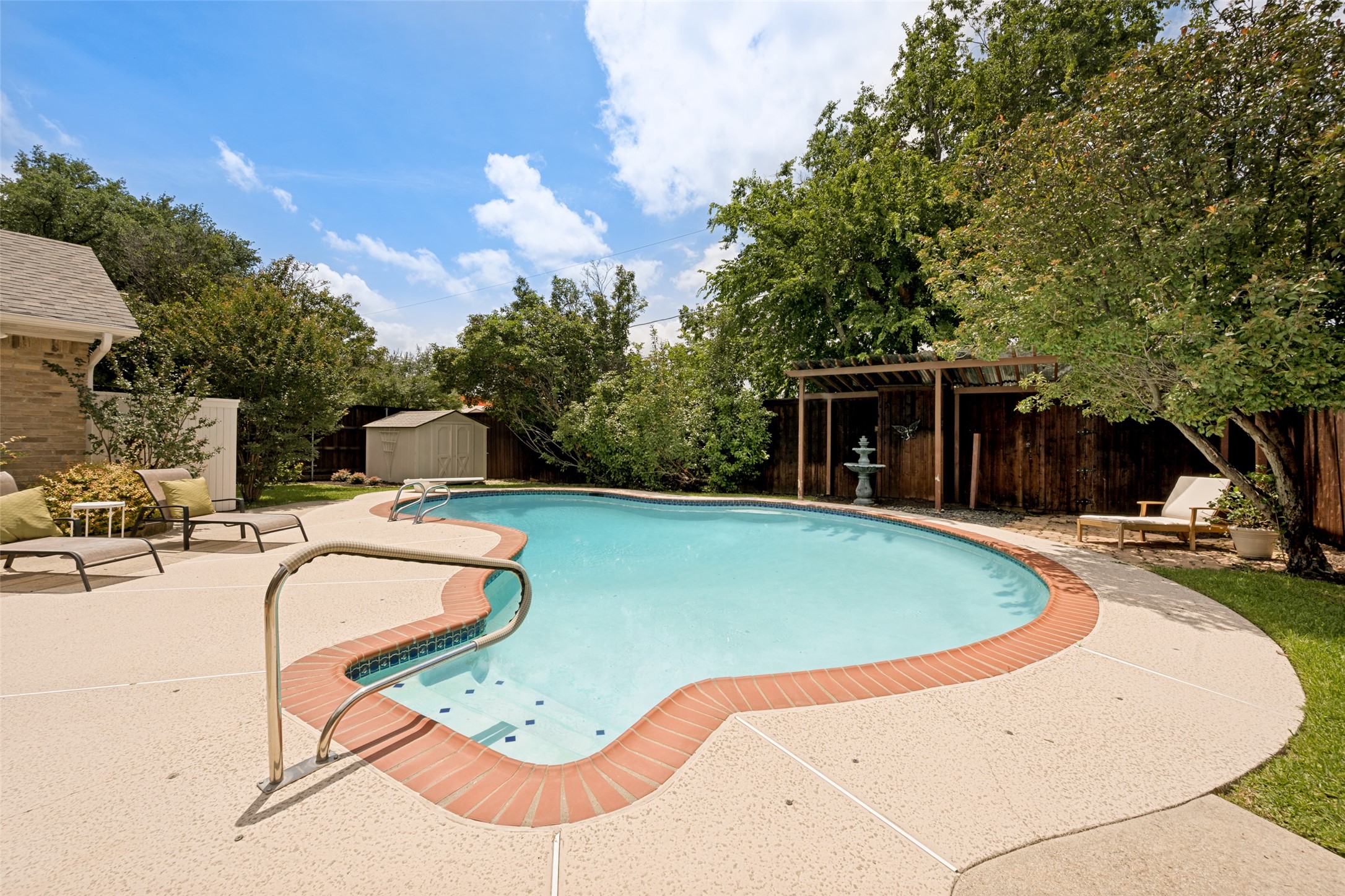 2253 Farrington Lane Hurst TX 76054