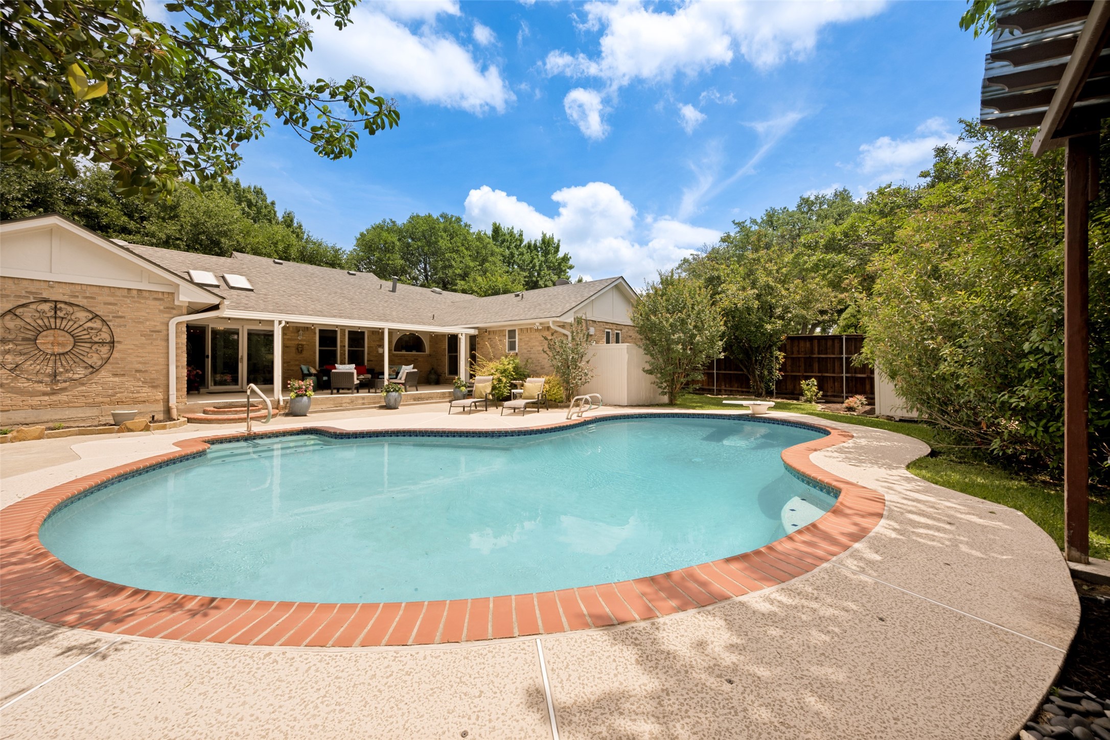 2253 Farrington Lane Hurst TX 76054