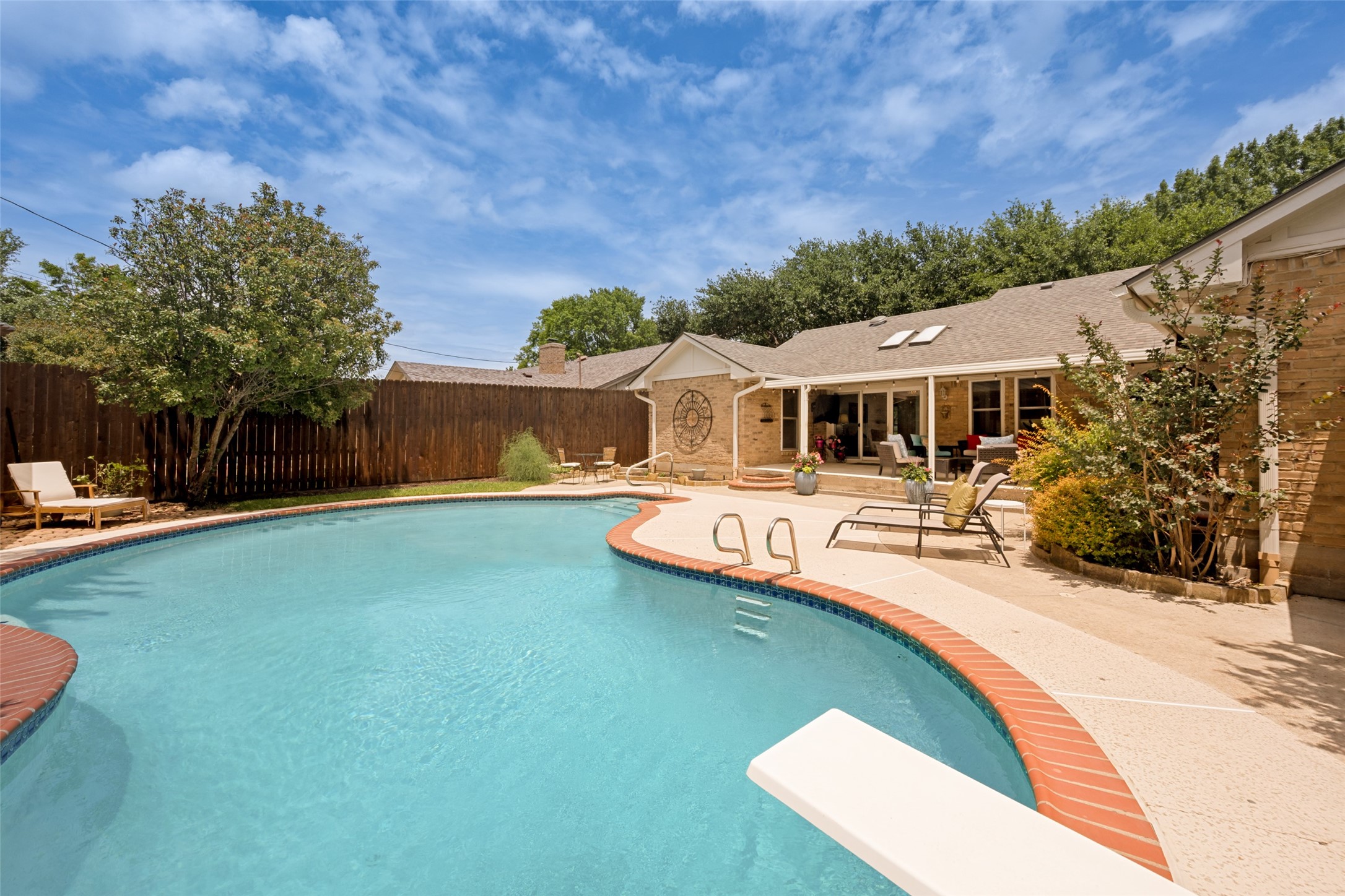 2253 Farrington Lane Hurst TX 76054