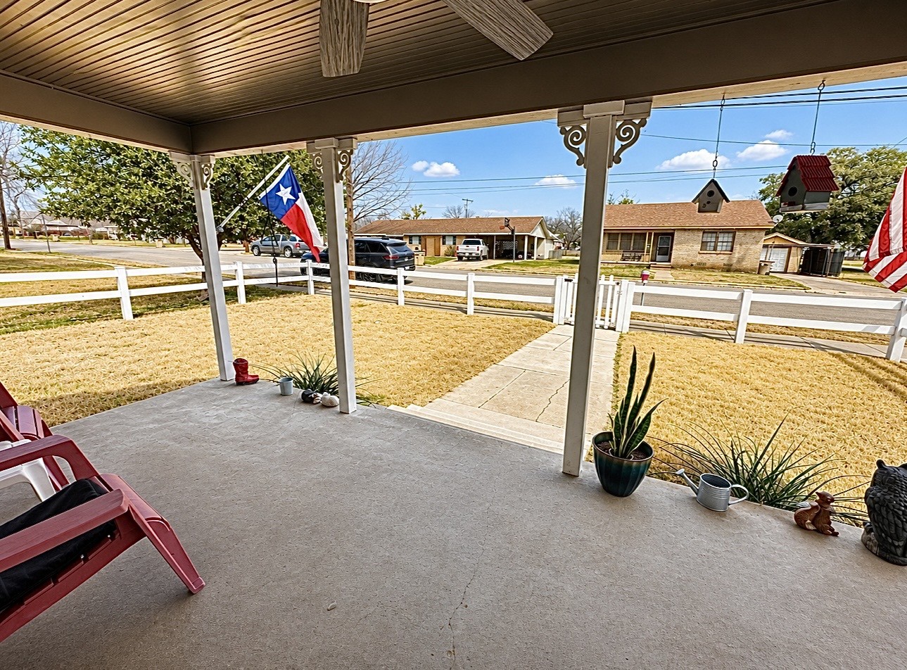 506 W Grand Avenue Comanche TX 76442