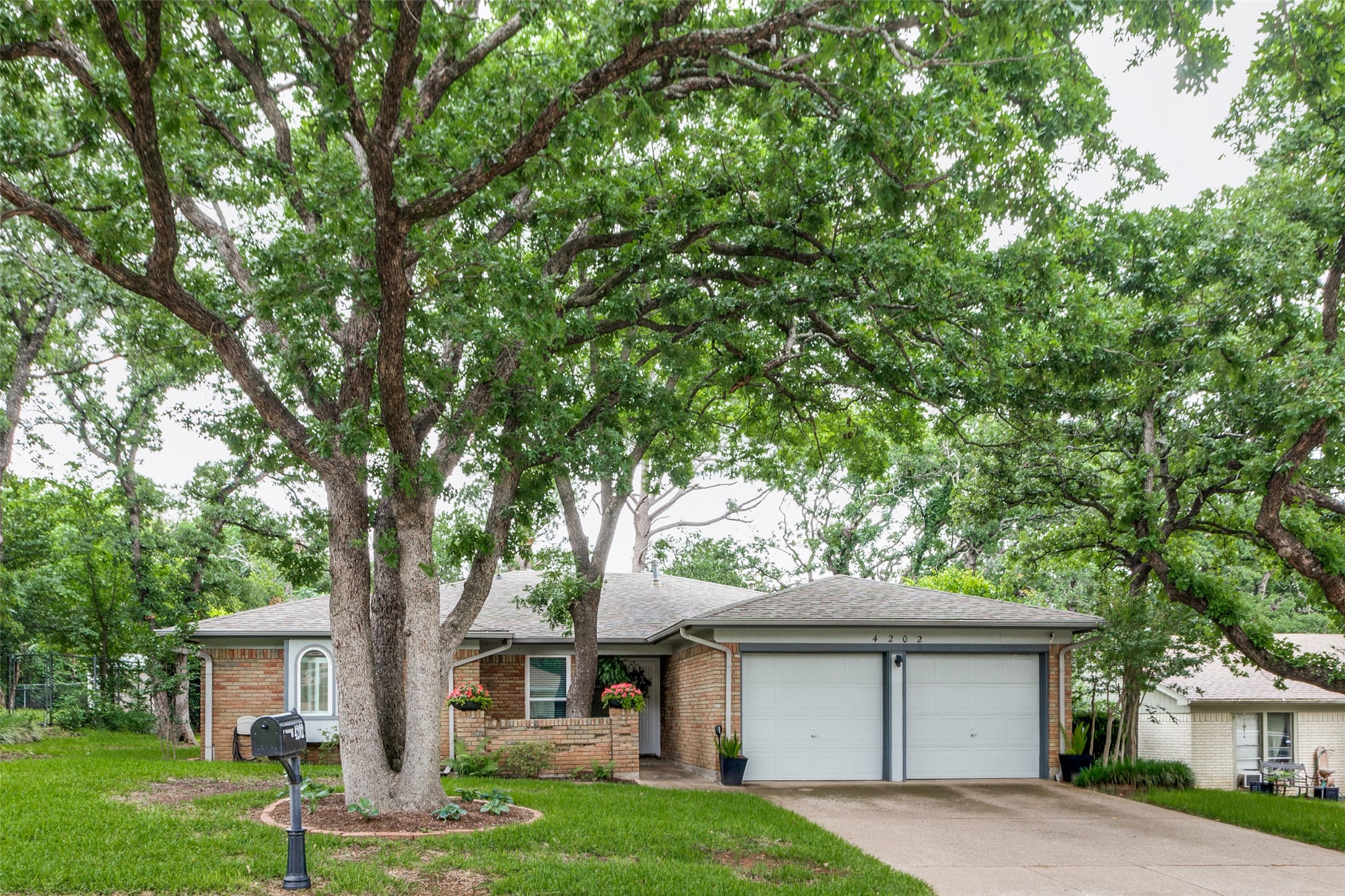 4202 Blossom Trail Arlington TX 76016