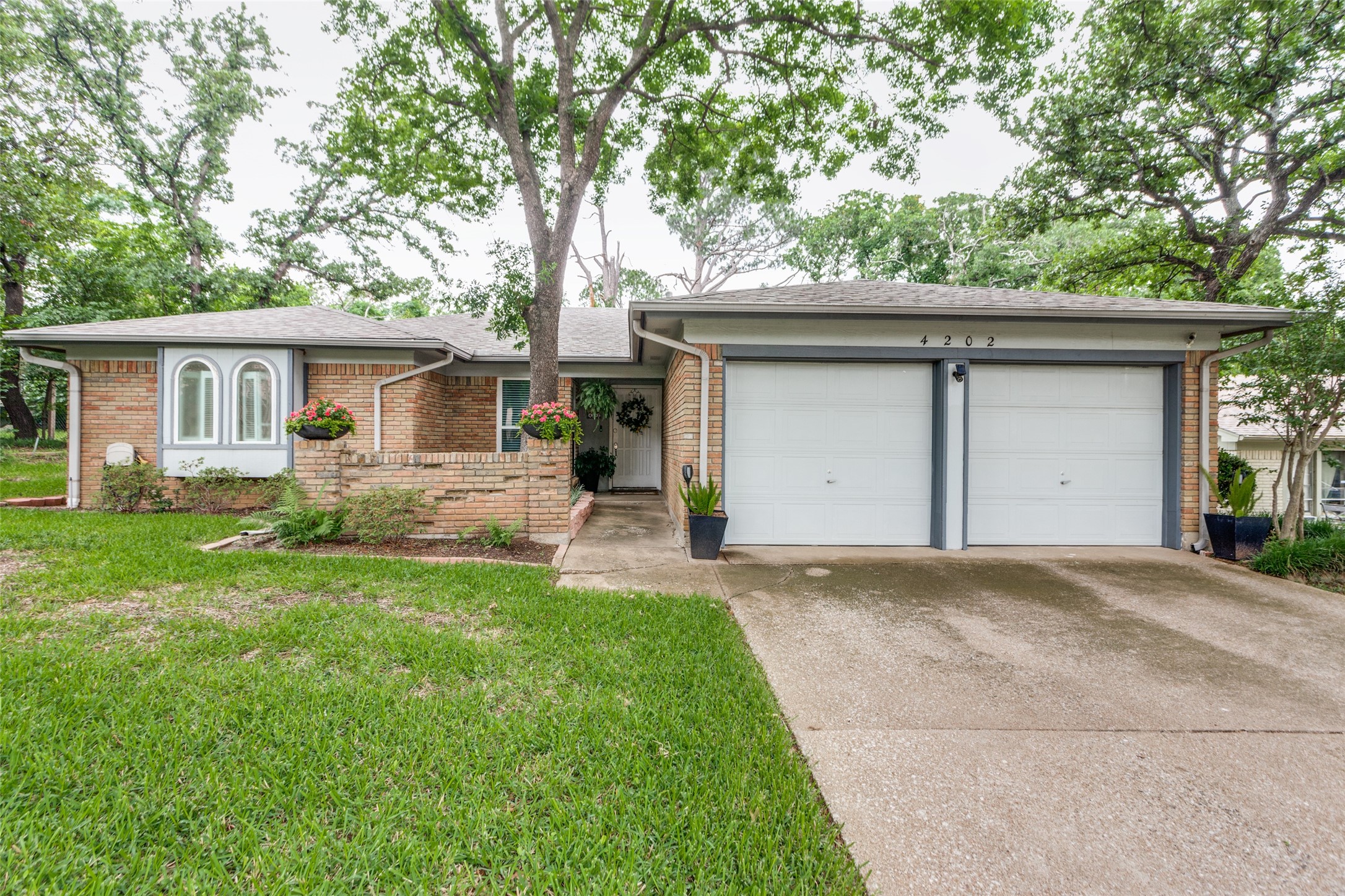 4202 Blossom Trail Arlington TX 76016