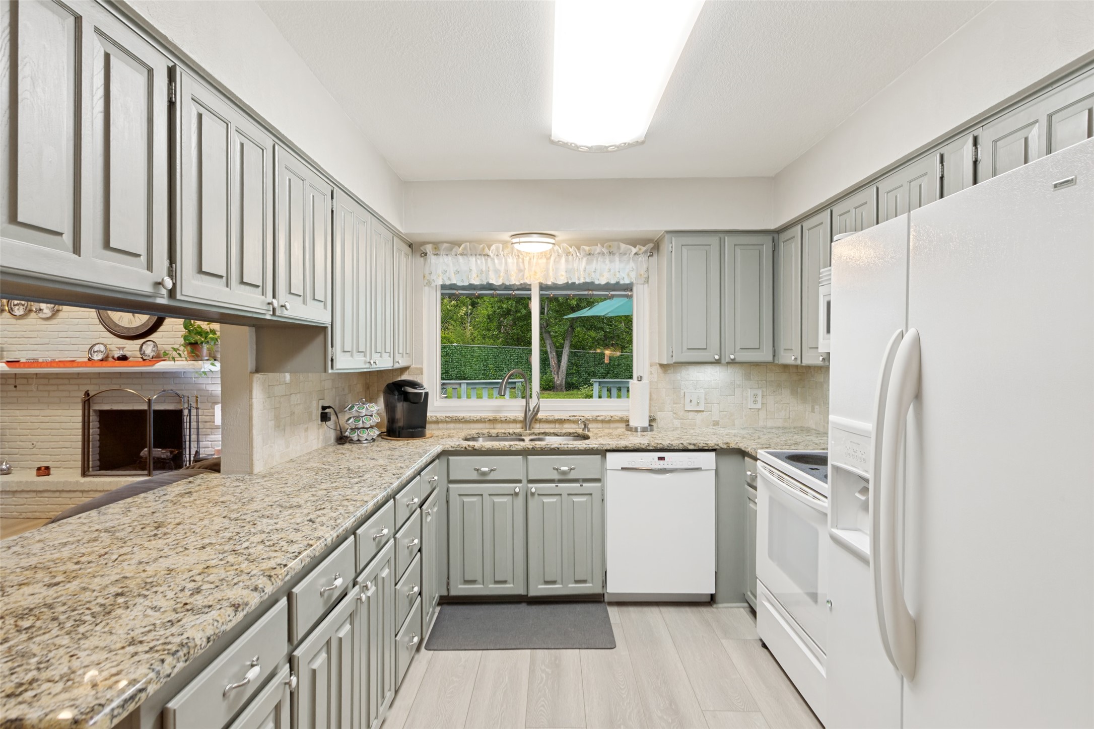 4202 Blossom Trail Arlington TX 76016
