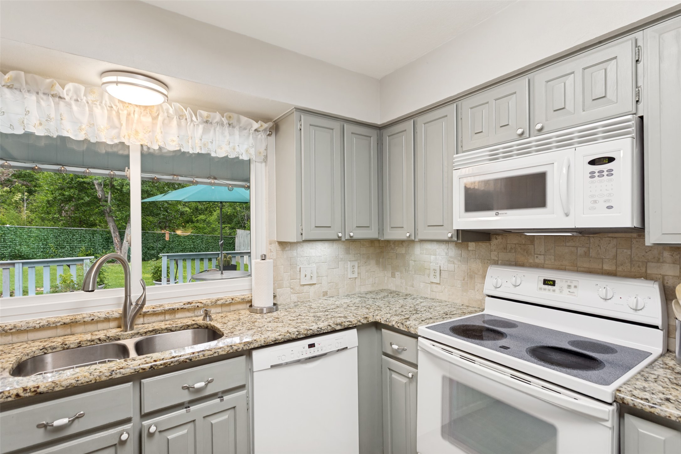 4202 Blossom Trail Arlington TX 76016