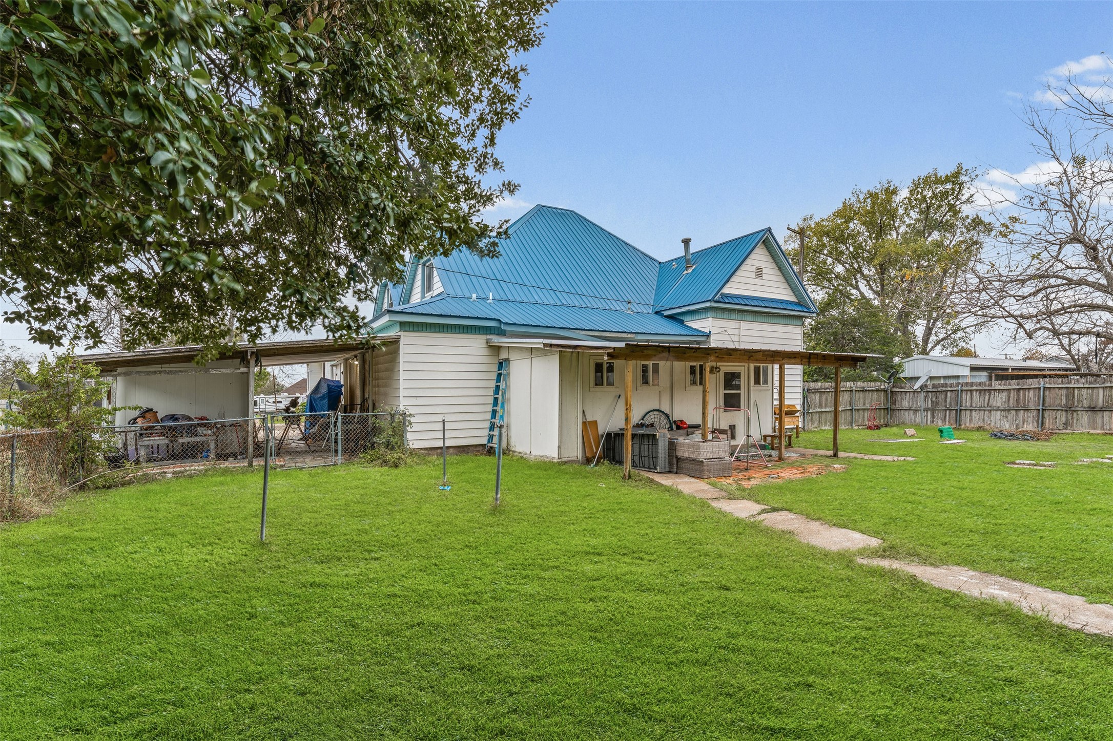 217 N 5th Street Lott TX 76656
