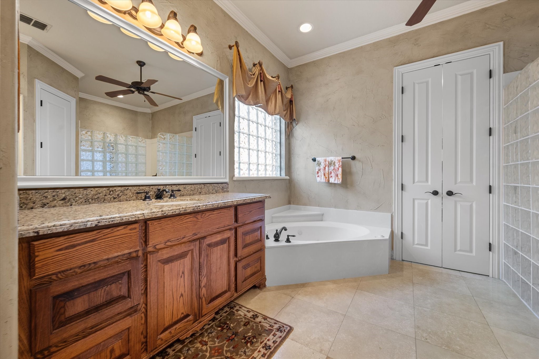 5904 St Ives Court Arlington TX 76017
