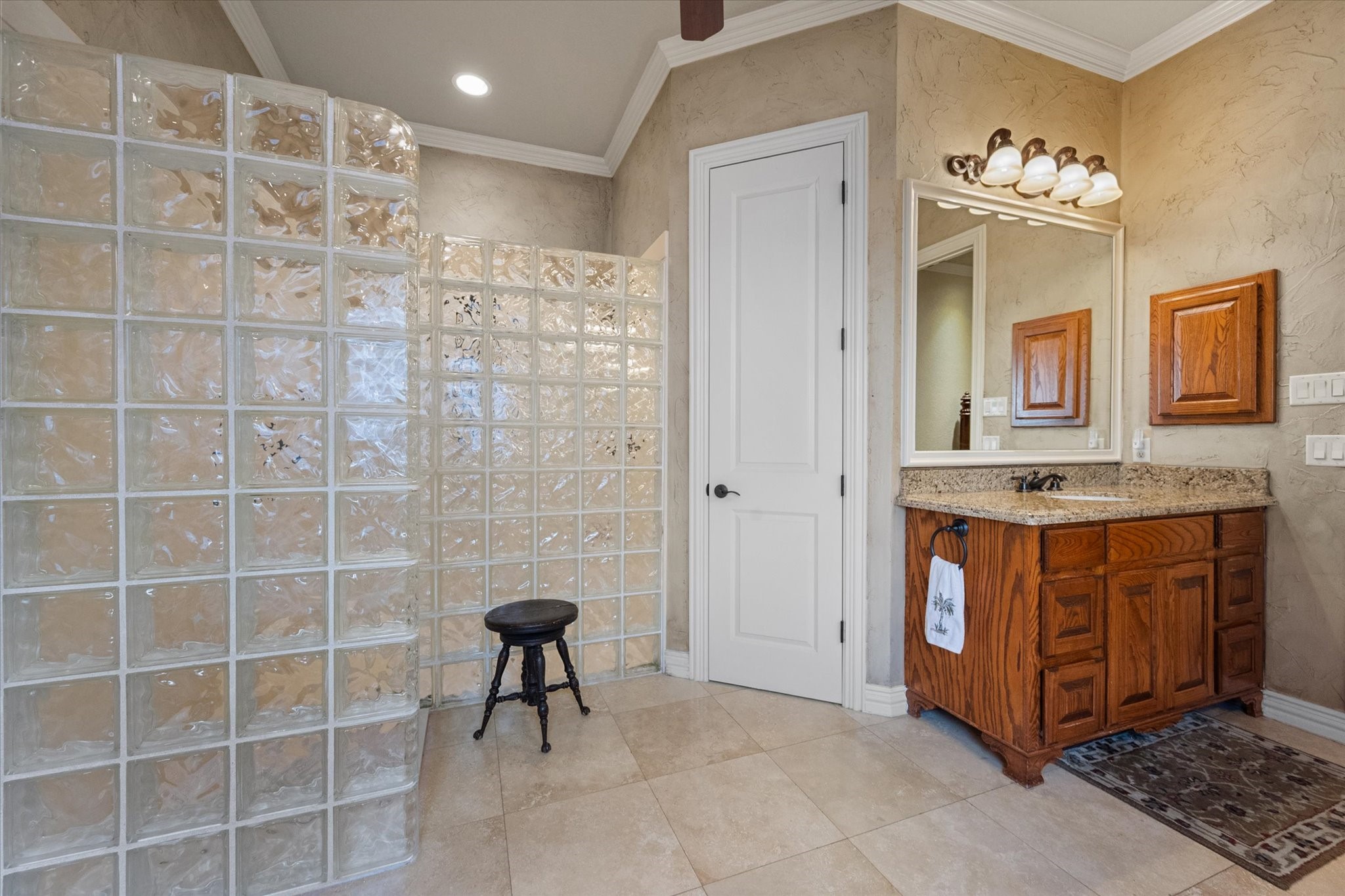 5904 St Ives Court Arlington TX 76017