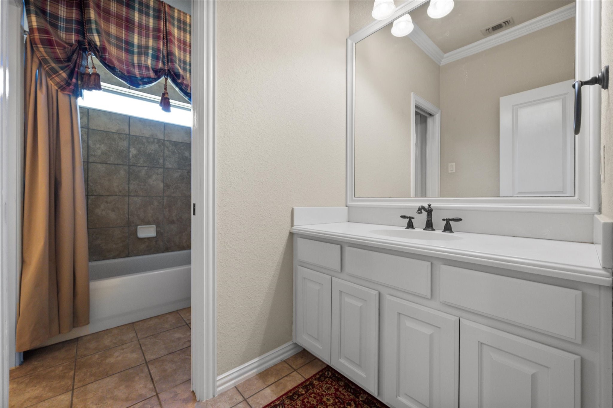 5904 St Ives Court Arlington TX 76017