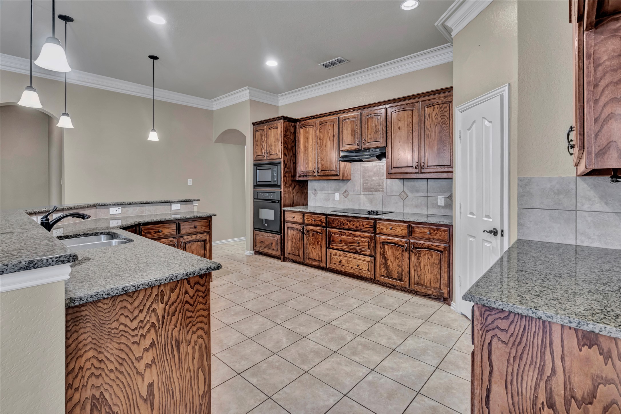 716 Crestridge Circle Euless TX 76040