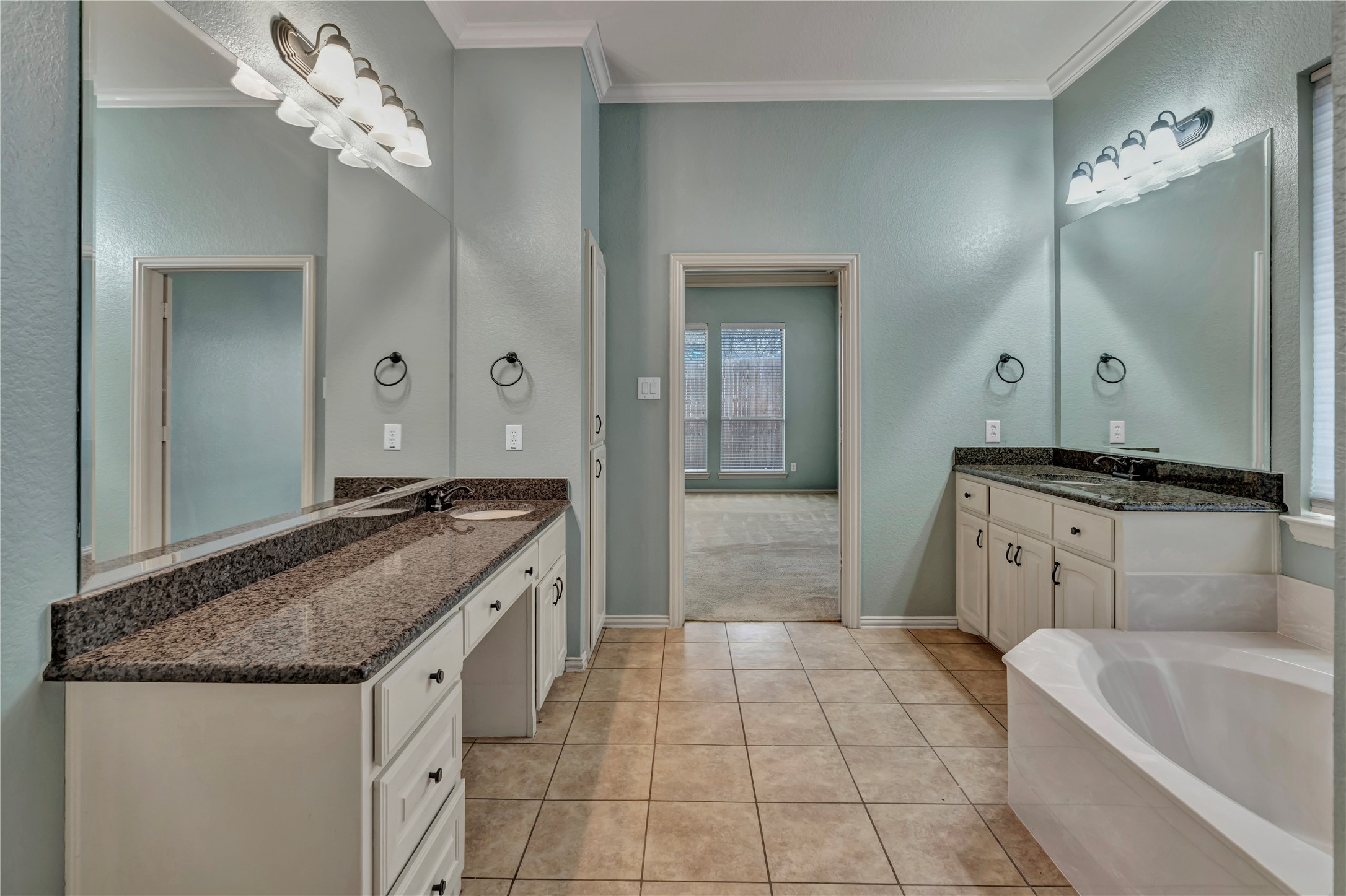 716 Crestridge Circle Euless TX 76040