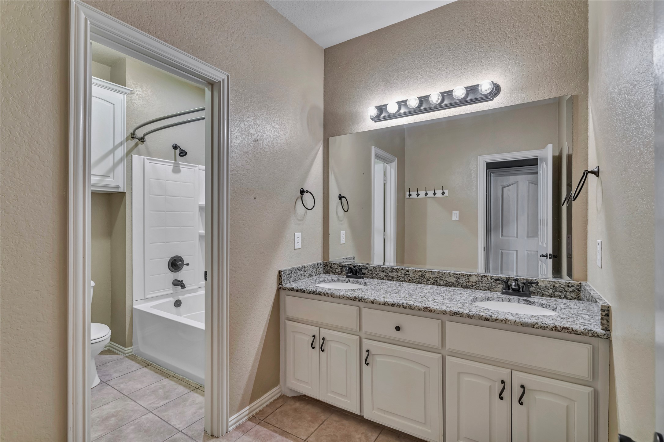 716 Crestridge Circle Euless TX 76040