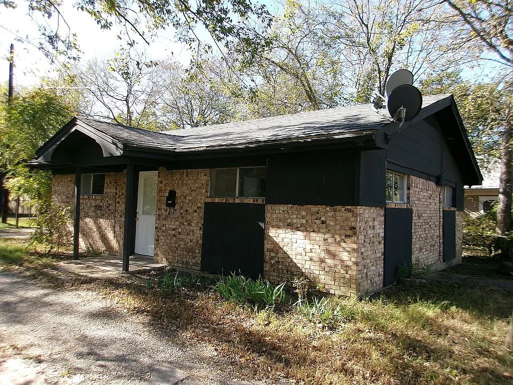 1711 Ash Street Commerce TX 75428
