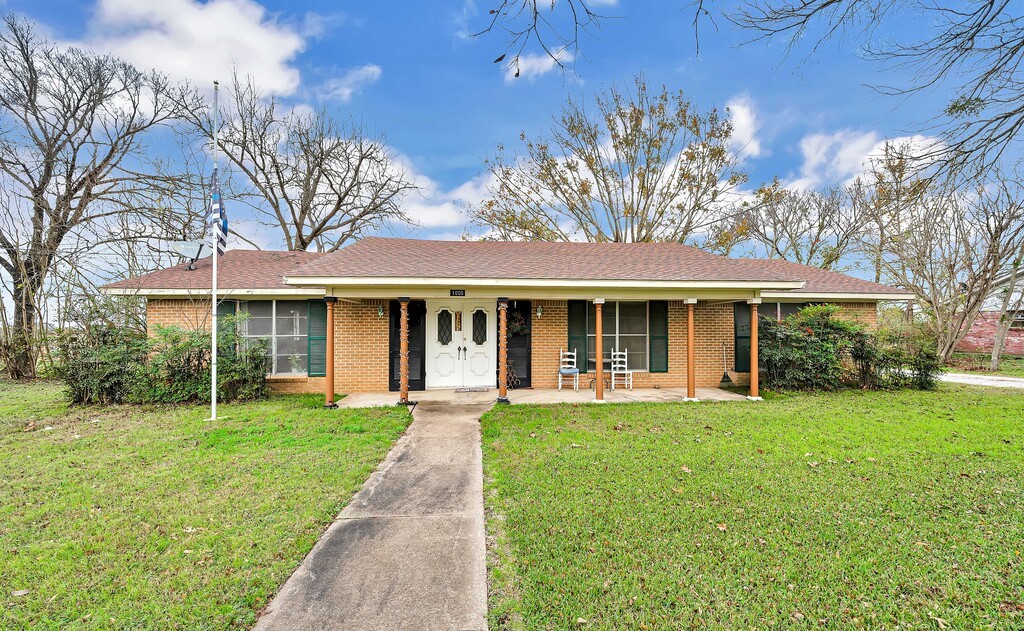 1005 W Angeline Street Groesbeck TX 76642