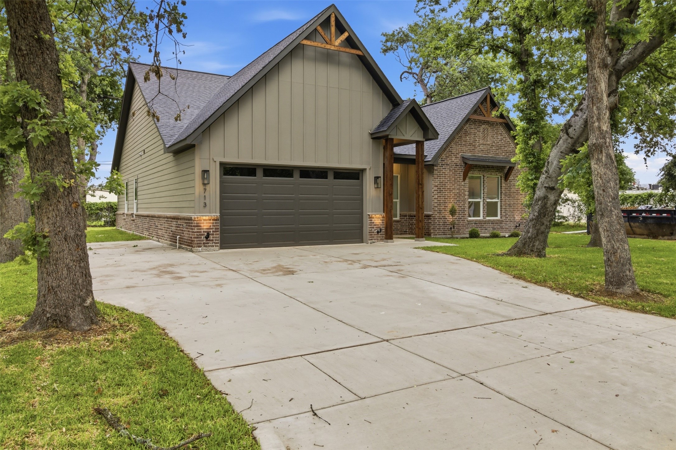 713 Club Oak Drive River Oaks TX 76114