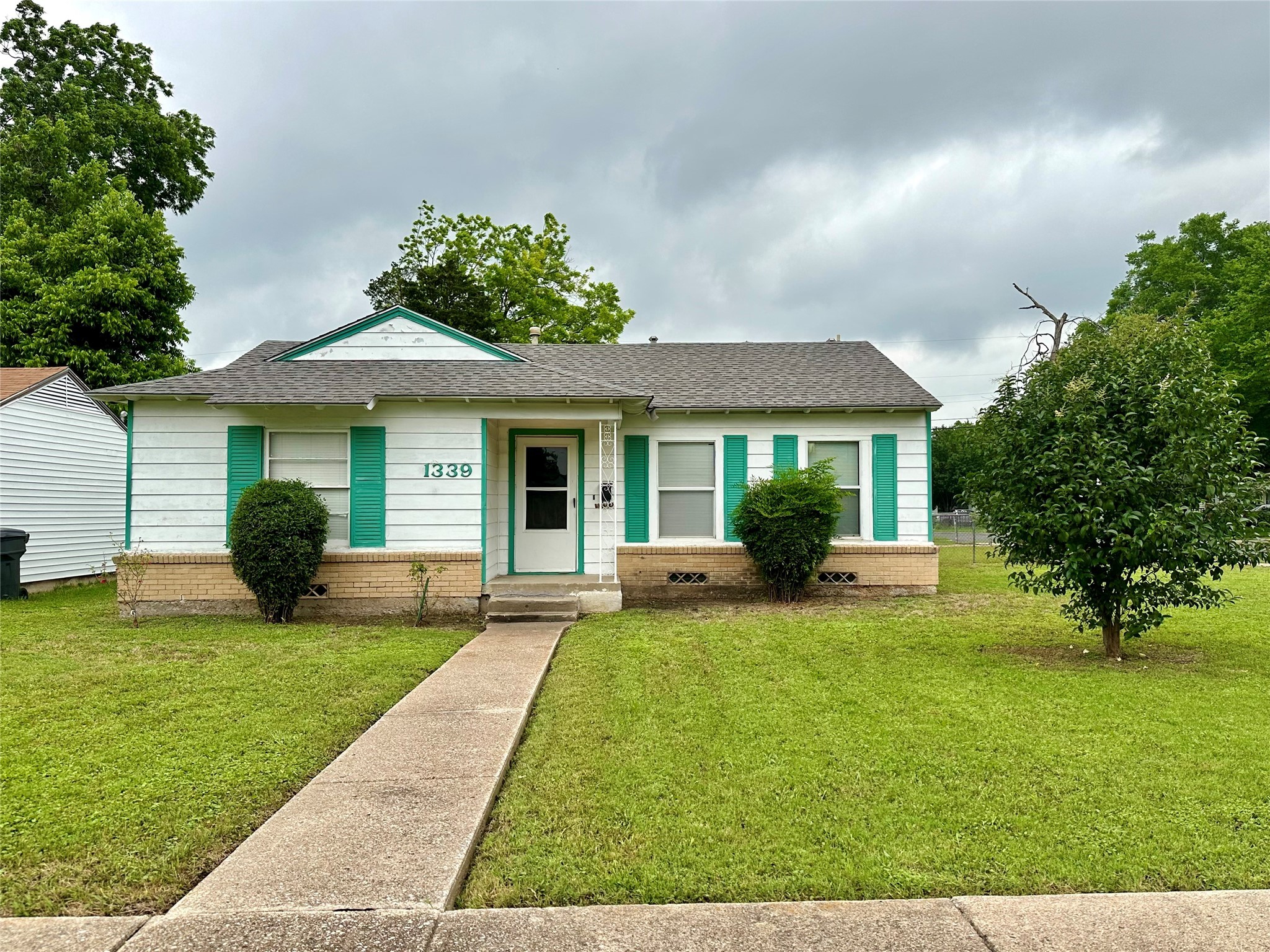 1339 Traymore Avenue Dallas TX 75217