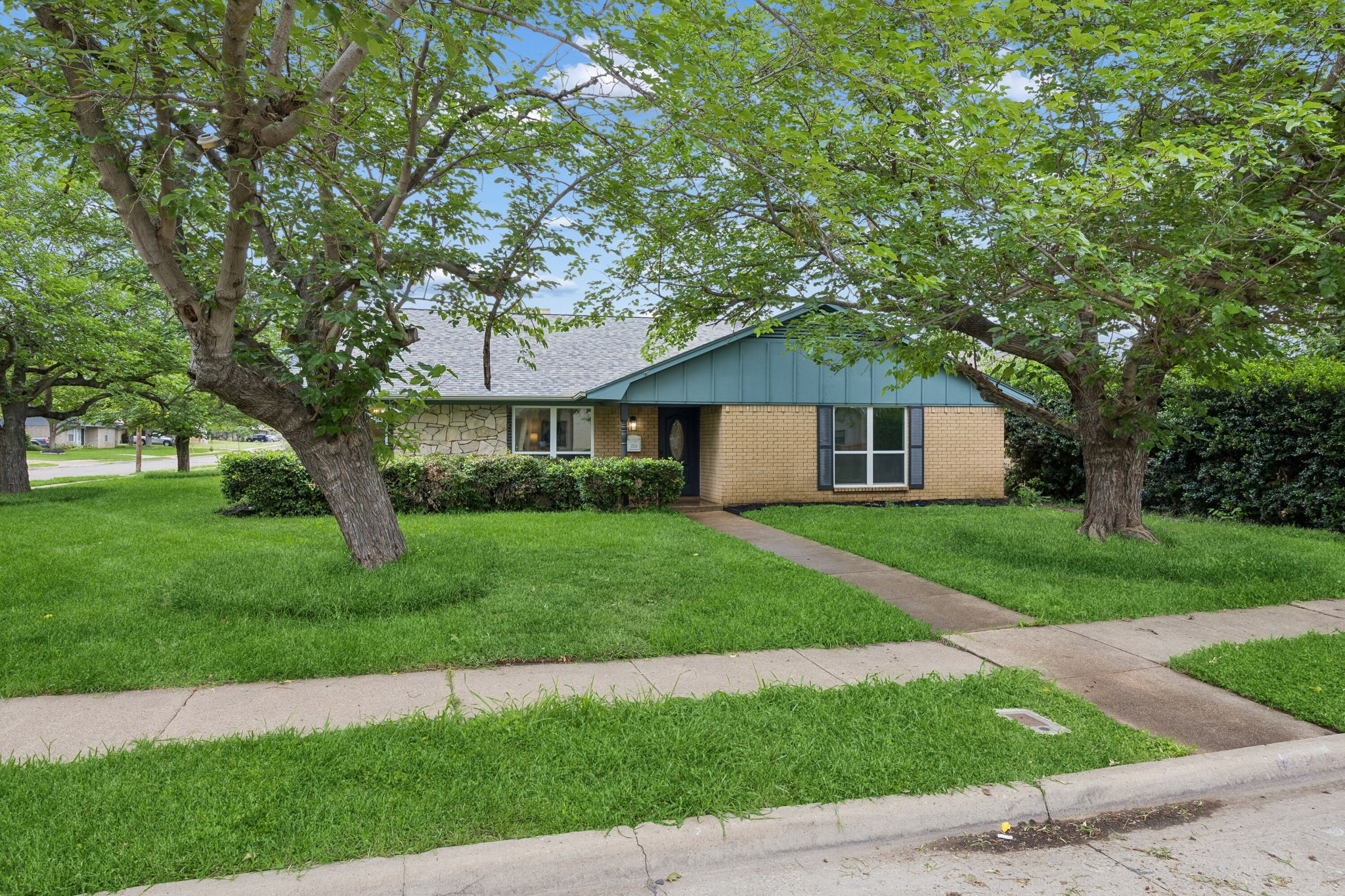 2524 Glen Lea Drive Irving TX 75062