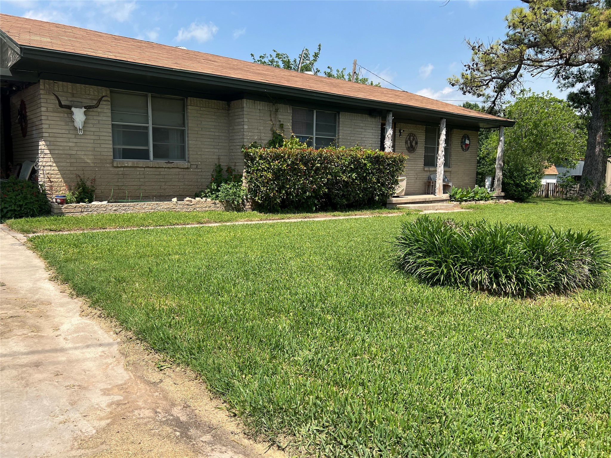 906 W Sherman Street Chico TX 76431
