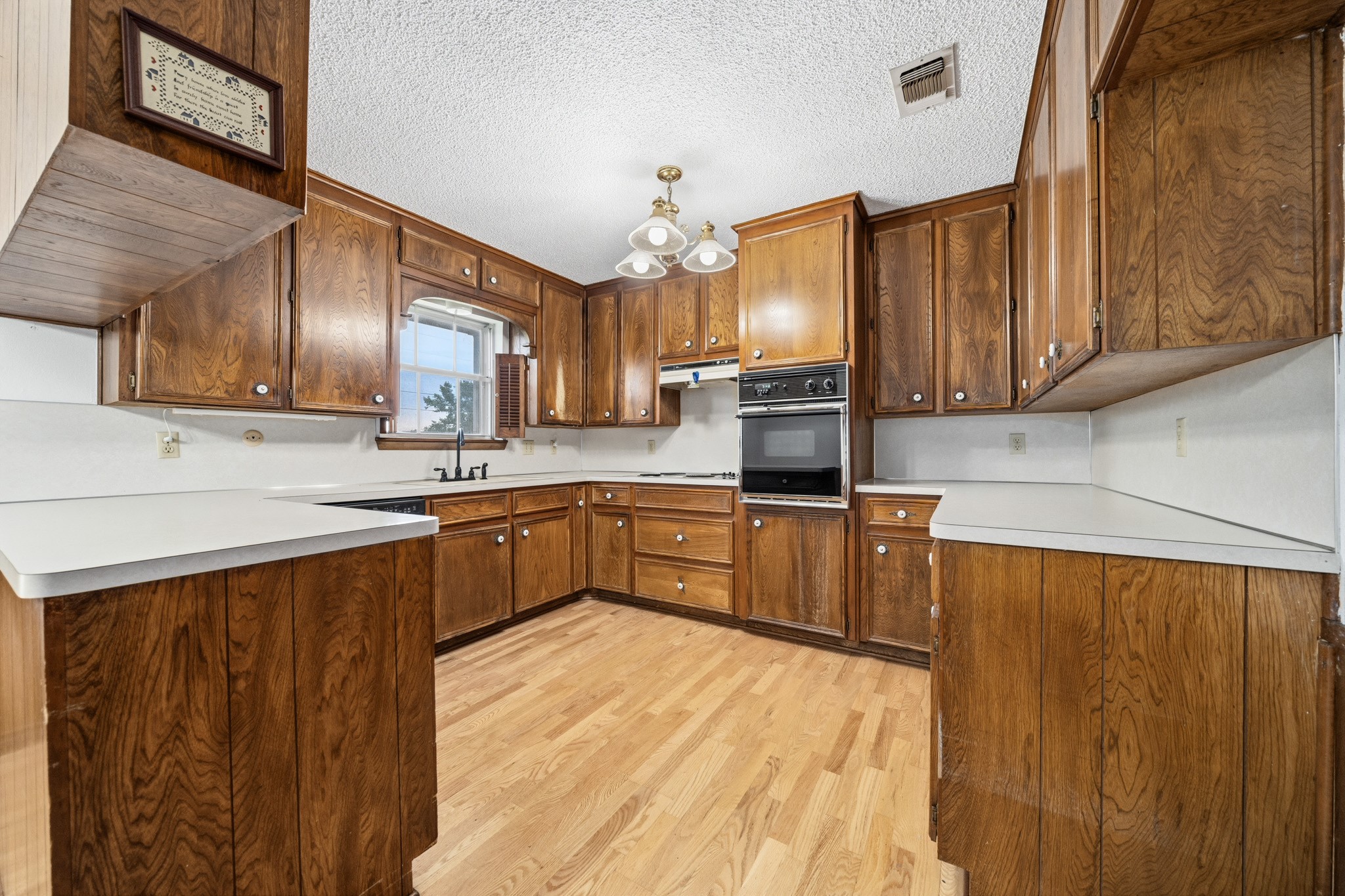 401 Briarfield Street Hewitt TX 76643