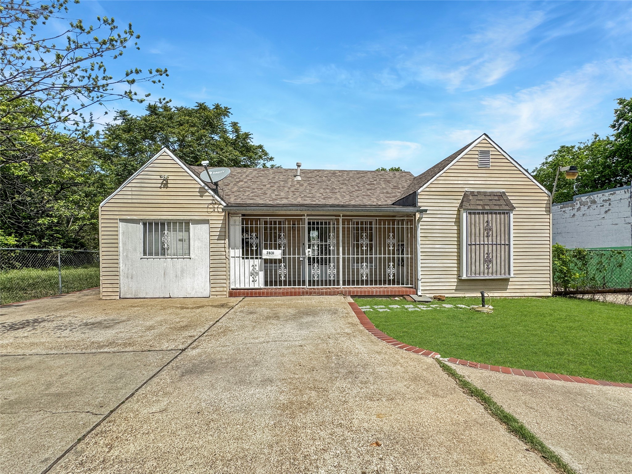 2831 W Clarendon Drive Dallas TX 75211
