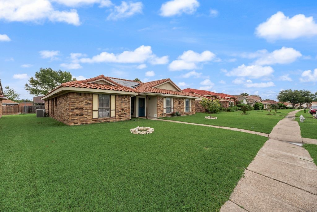 2711 Eagle Pass Mesquite TX 75150