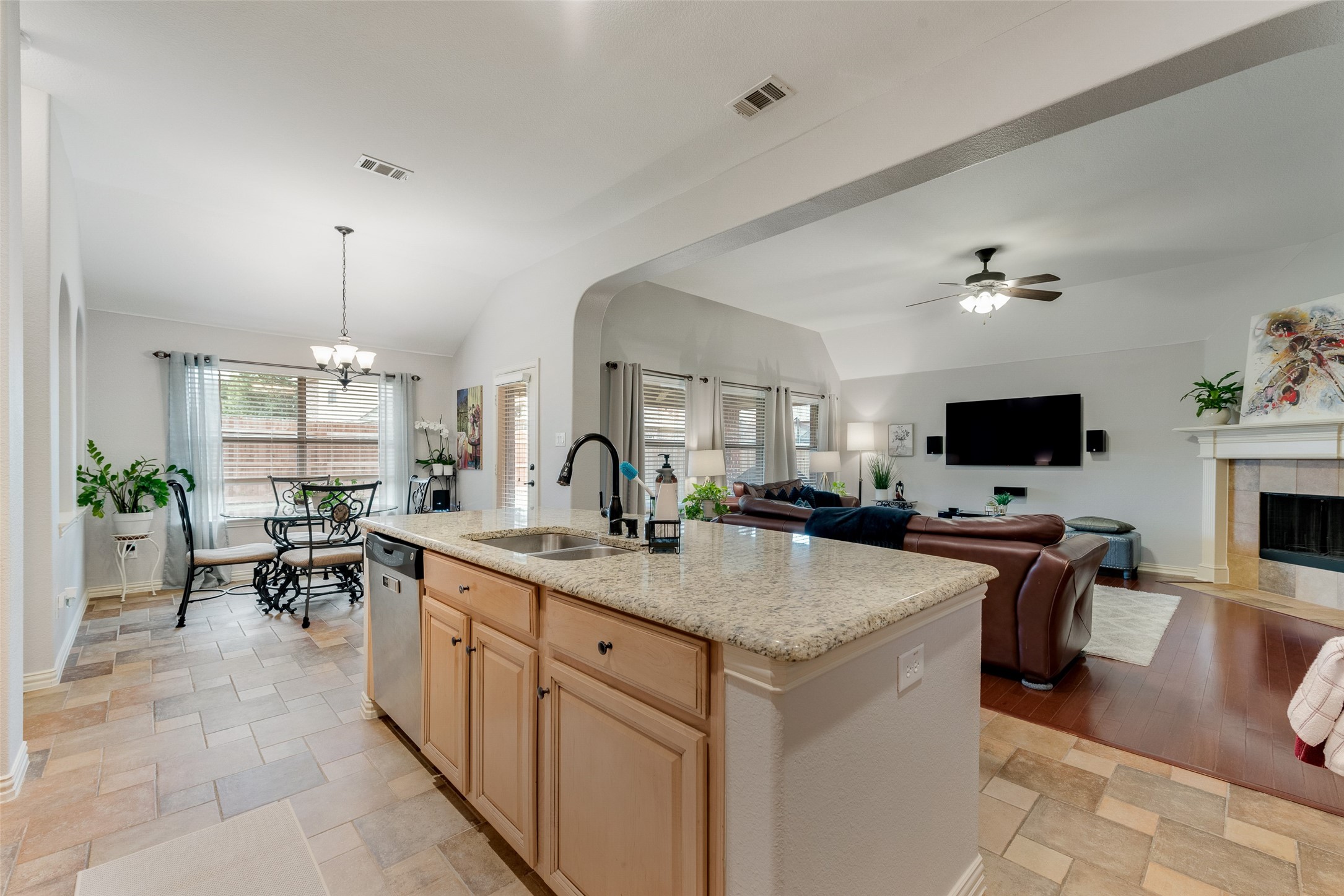 2723 Ponce De Leon Grand Prairie TX 75054