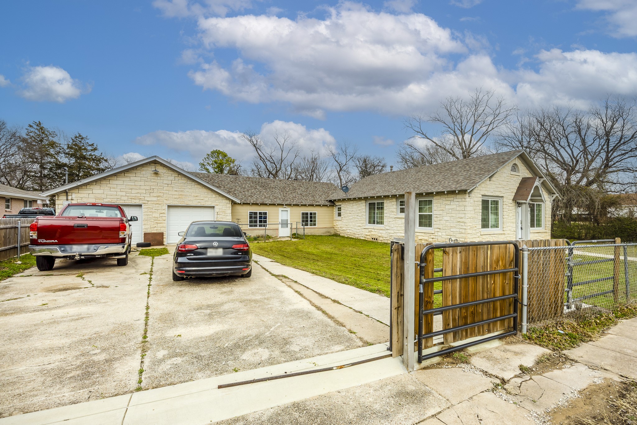 406 W Franklin Street Alvord TX 76225