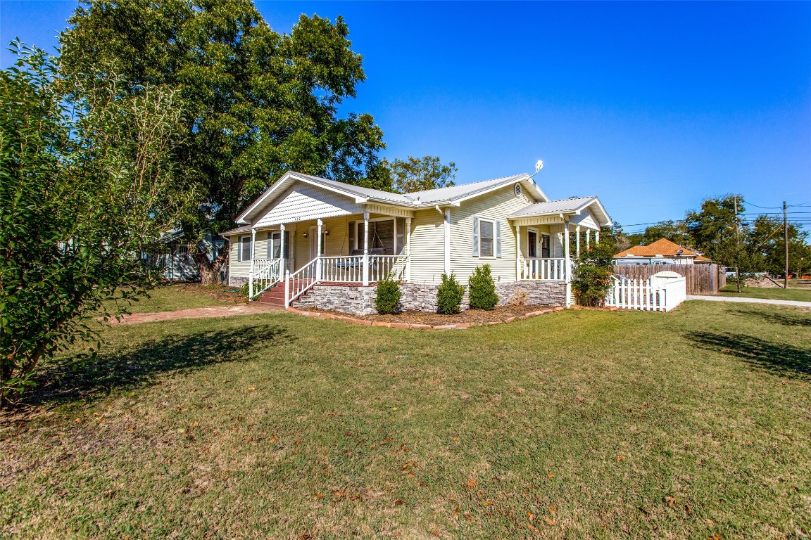 402 W Walnut Street Whitewright TX 75491