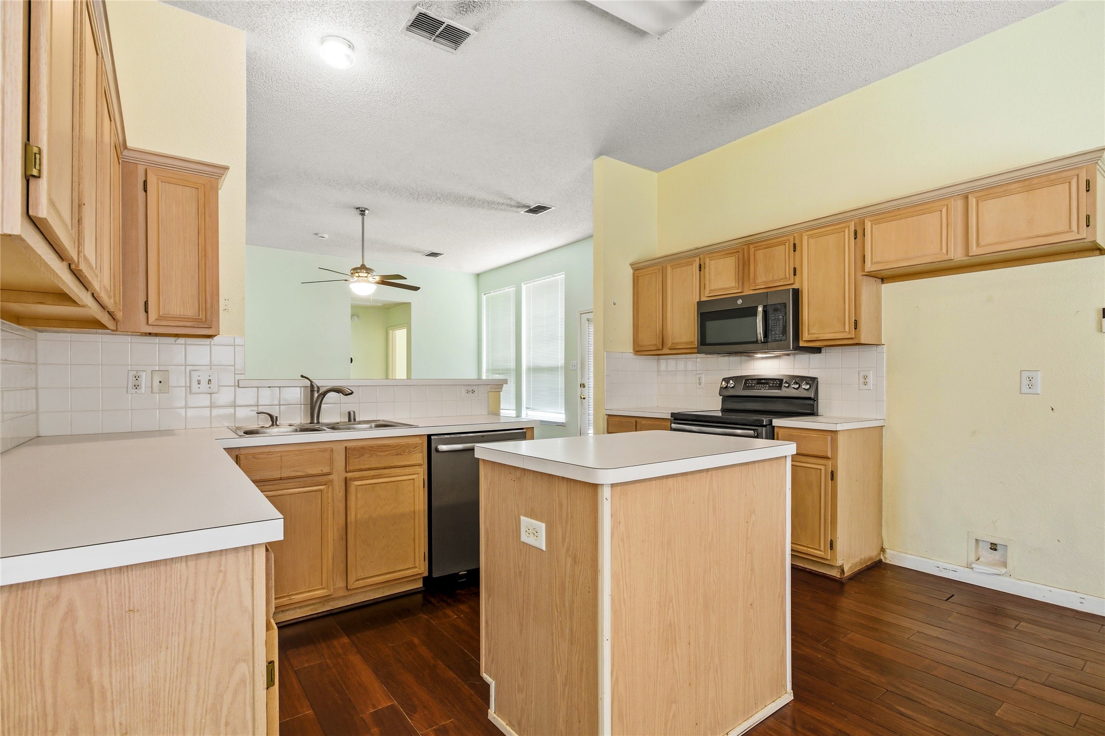 2720 Preston Creek Mesquite TX 75181
