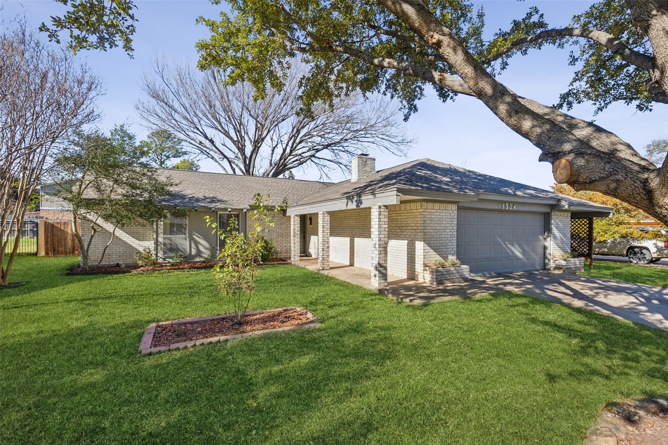 1304 Laurel Drive Arlington TX 76012