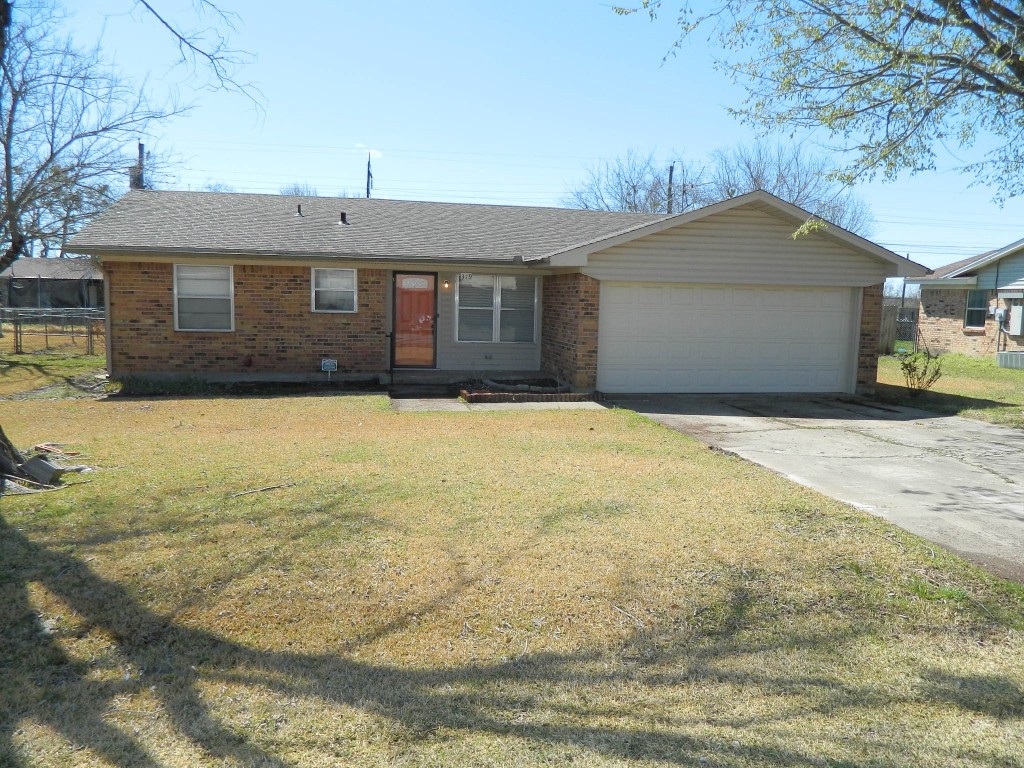 319 W Carter Street Savoy TX 75479