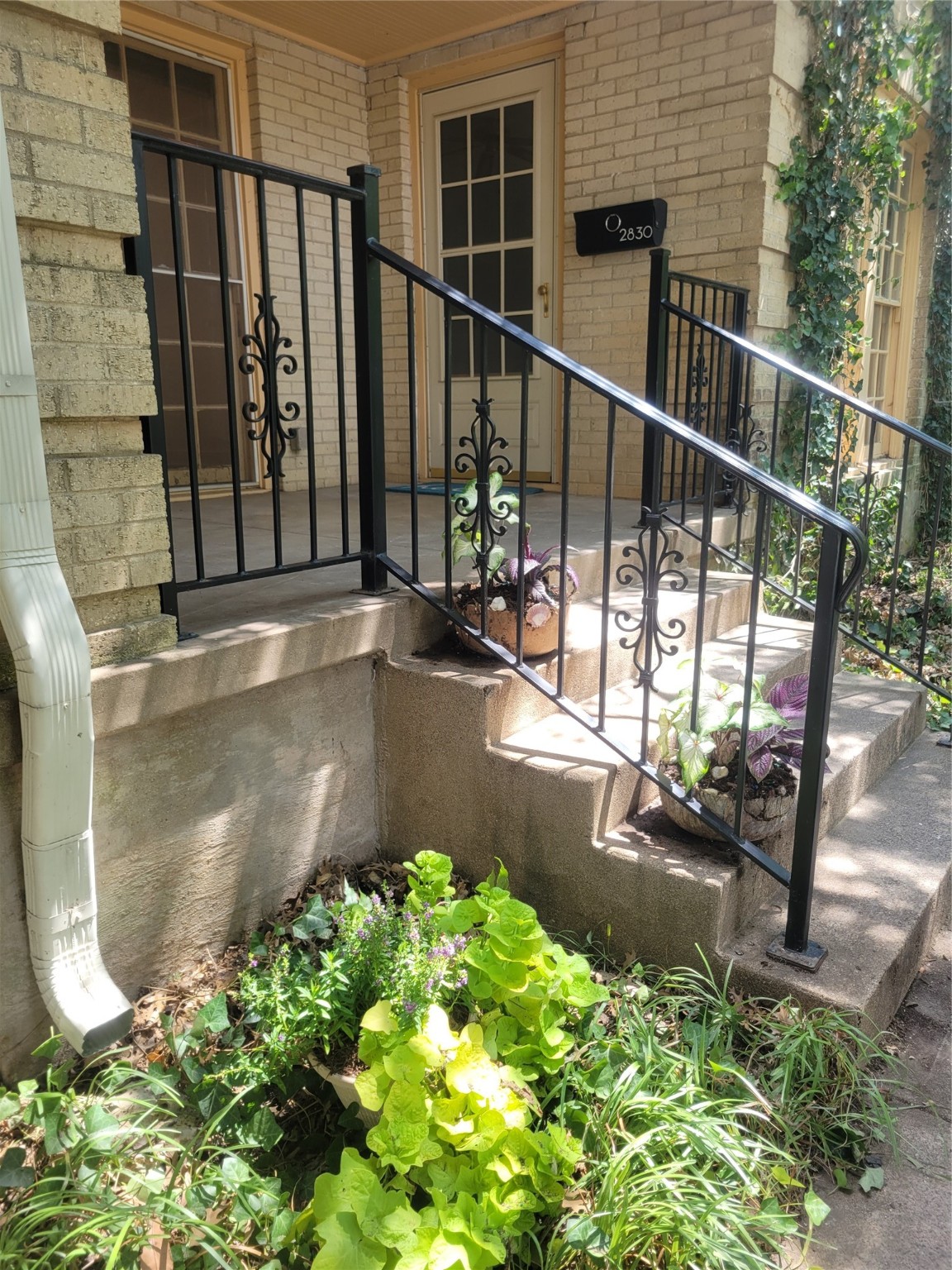 Dallas TX, 2830 W Jefferson Boulevard