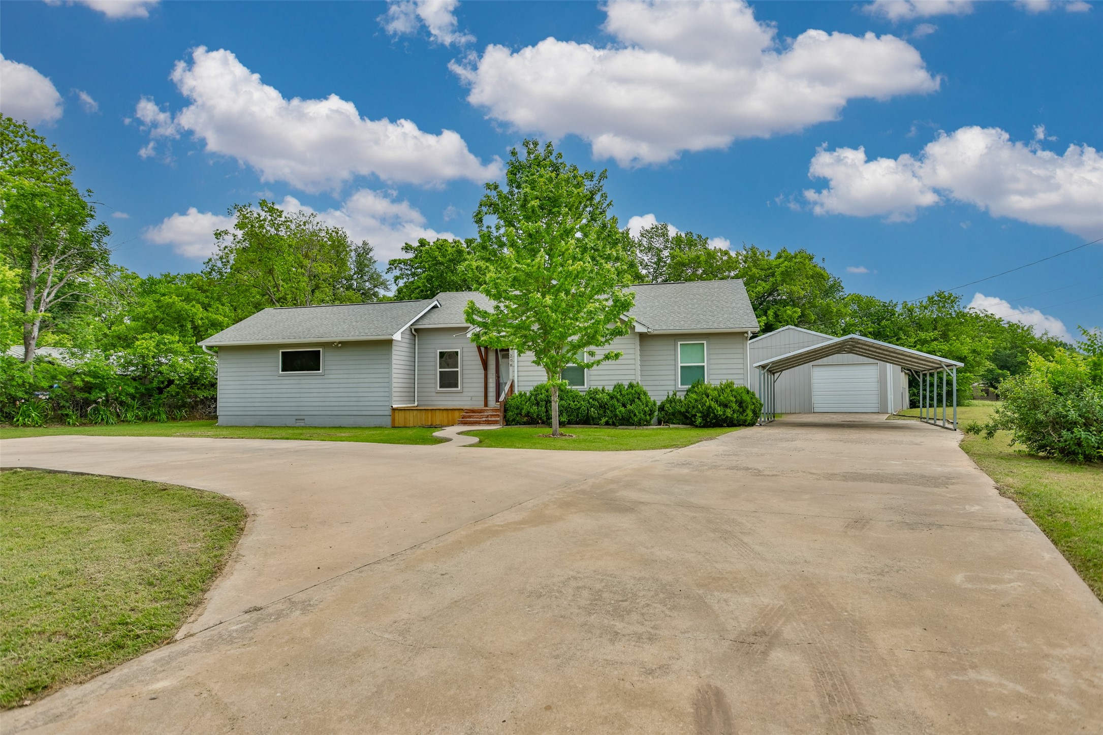 208 S Howeth Street Gainesville TX 76240