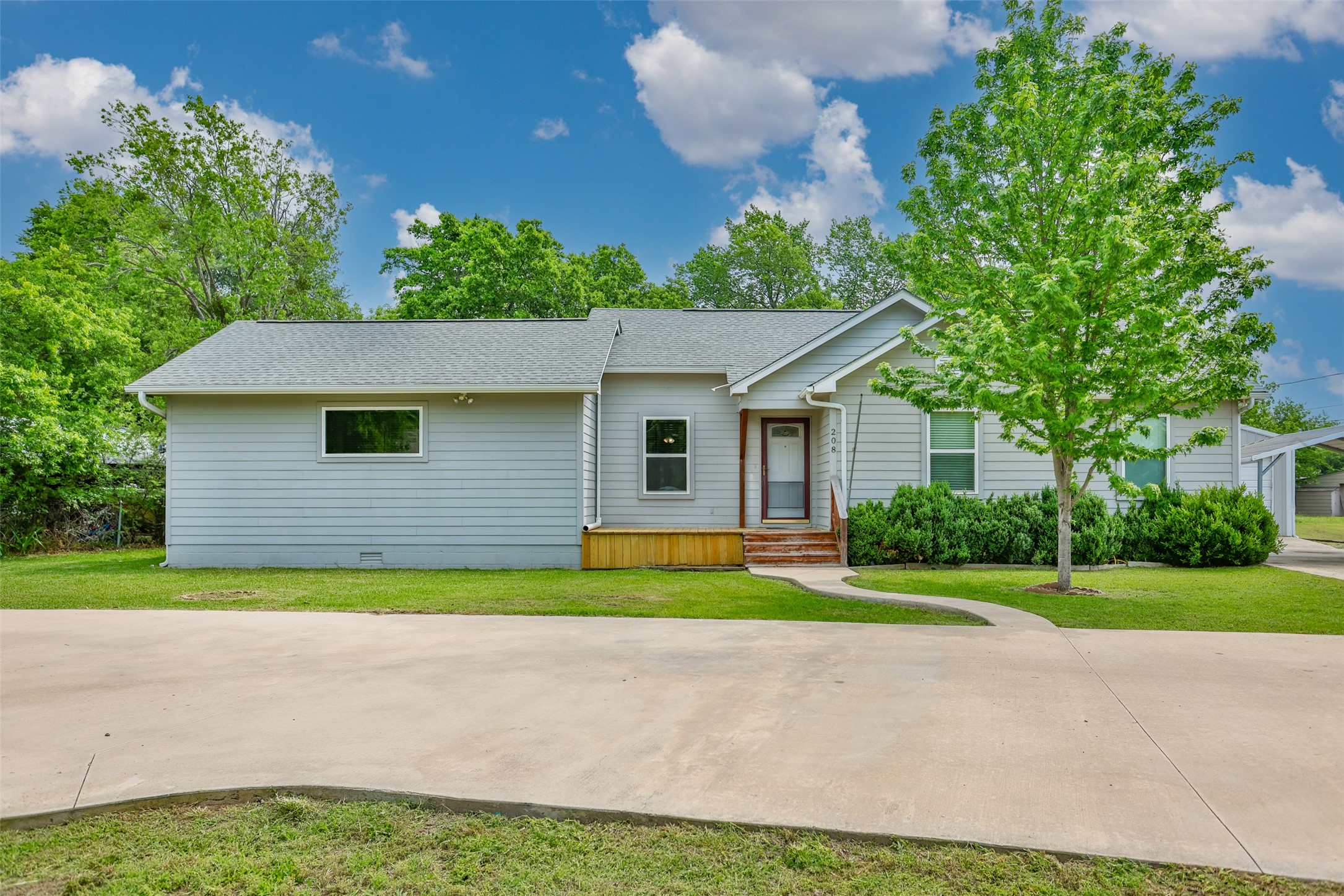 208 S Howeth Street Gainesville TX 76240