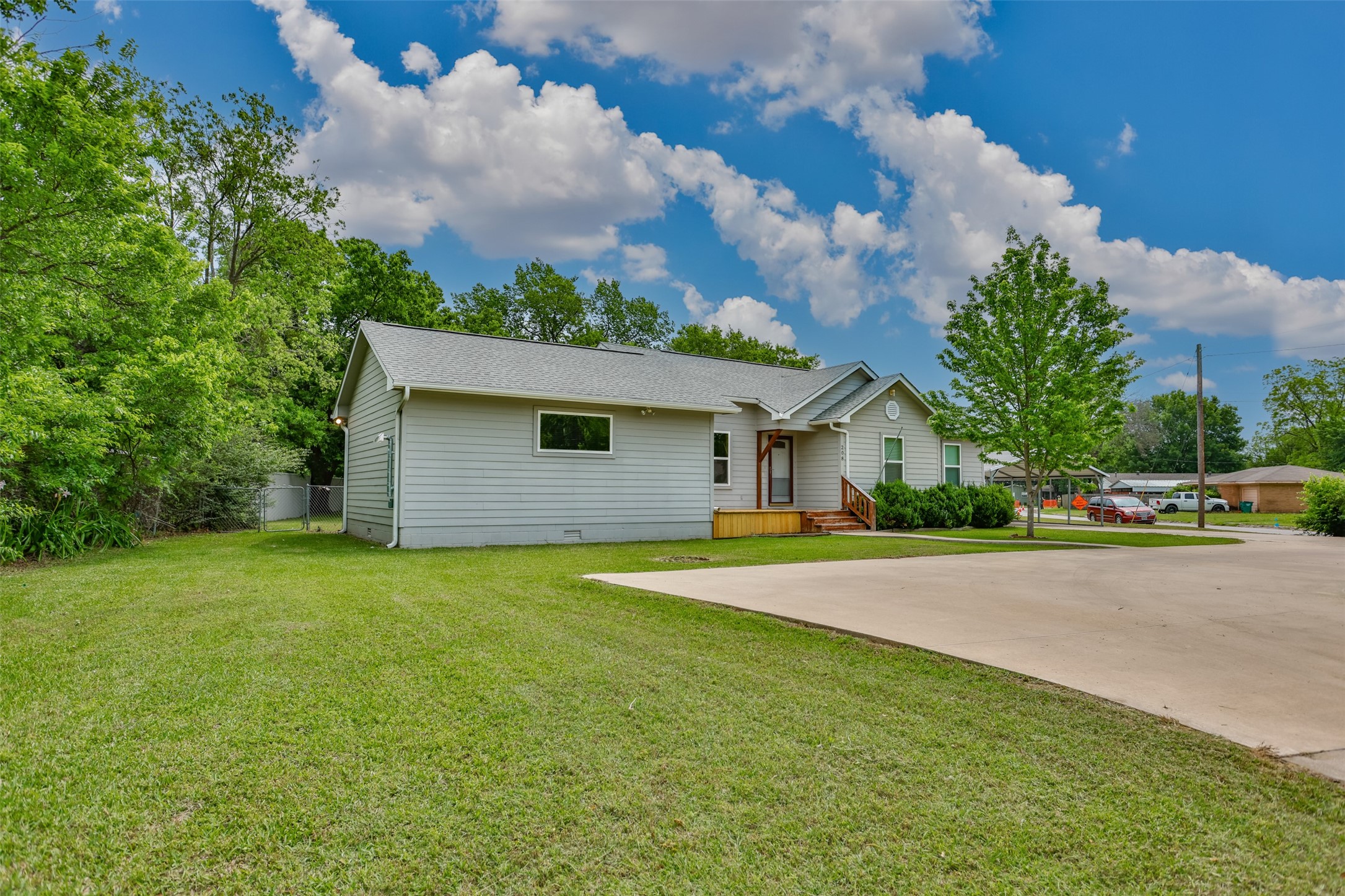 208 S Howeth Street Gainesville TX 76240