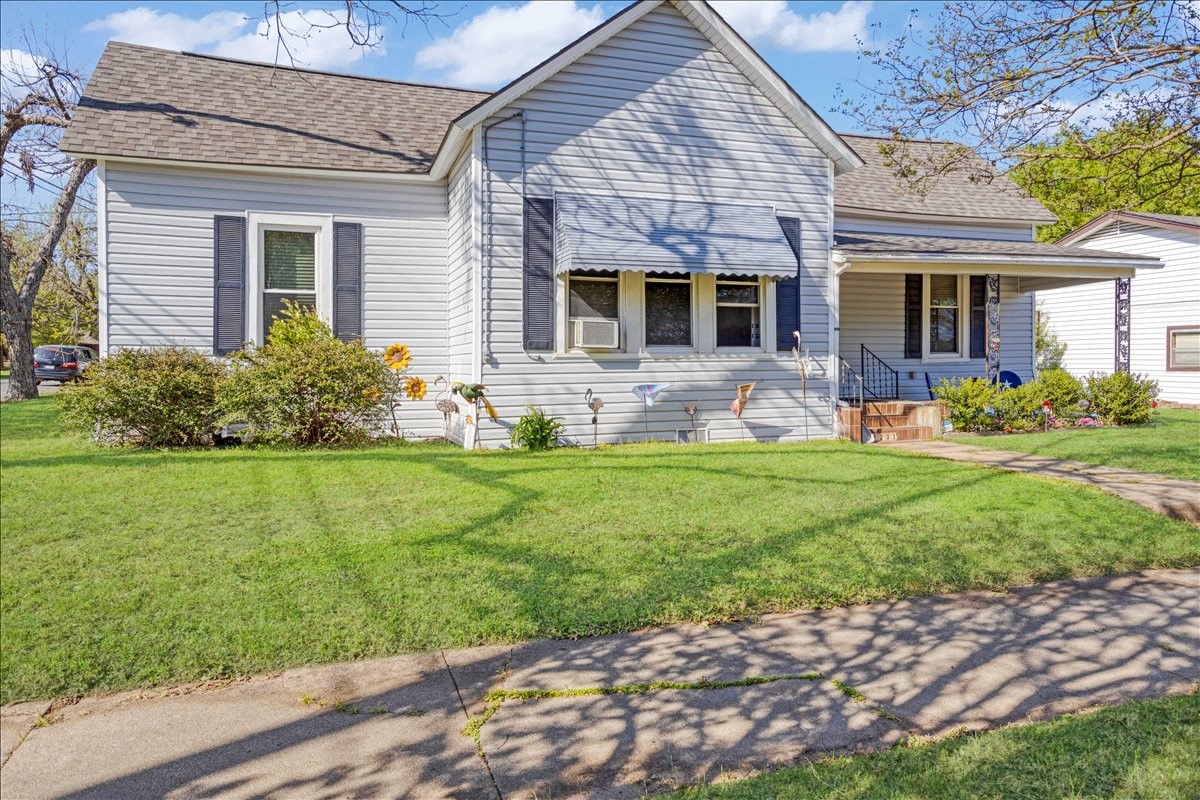 1231 W Woodard Street Denison TX 75020