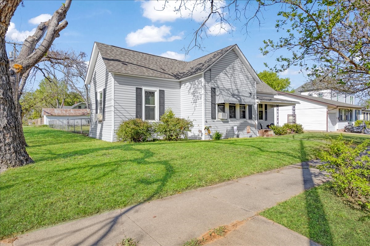 1231 W Woodard Street Denison TX 75020