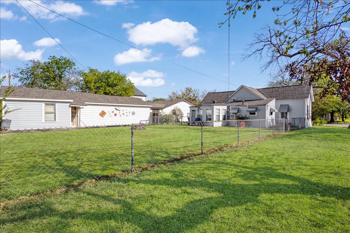 1231 W Woodard Street Denison TX 75020