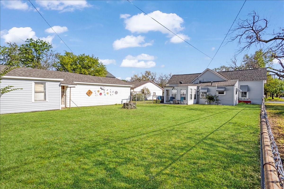 1231 W Woodard Street Denison TX 75020