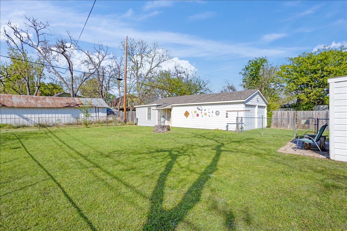 1231 W Woodard Street Denison TX 75020