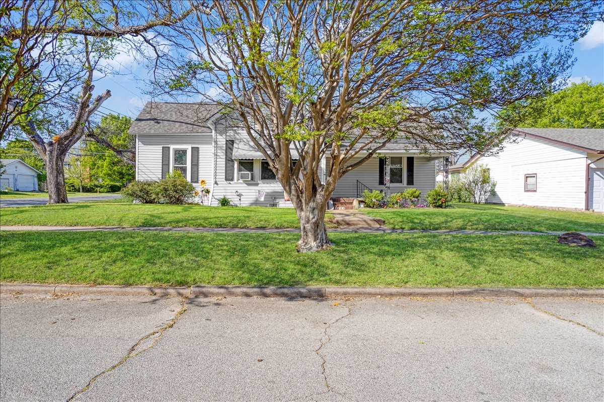 1231 W Woodard Street Denison TX 75020