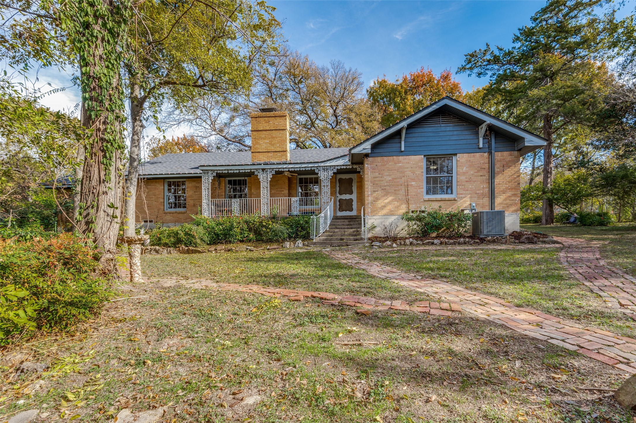 708 Coombs Creek Drive Dallas TX 75211