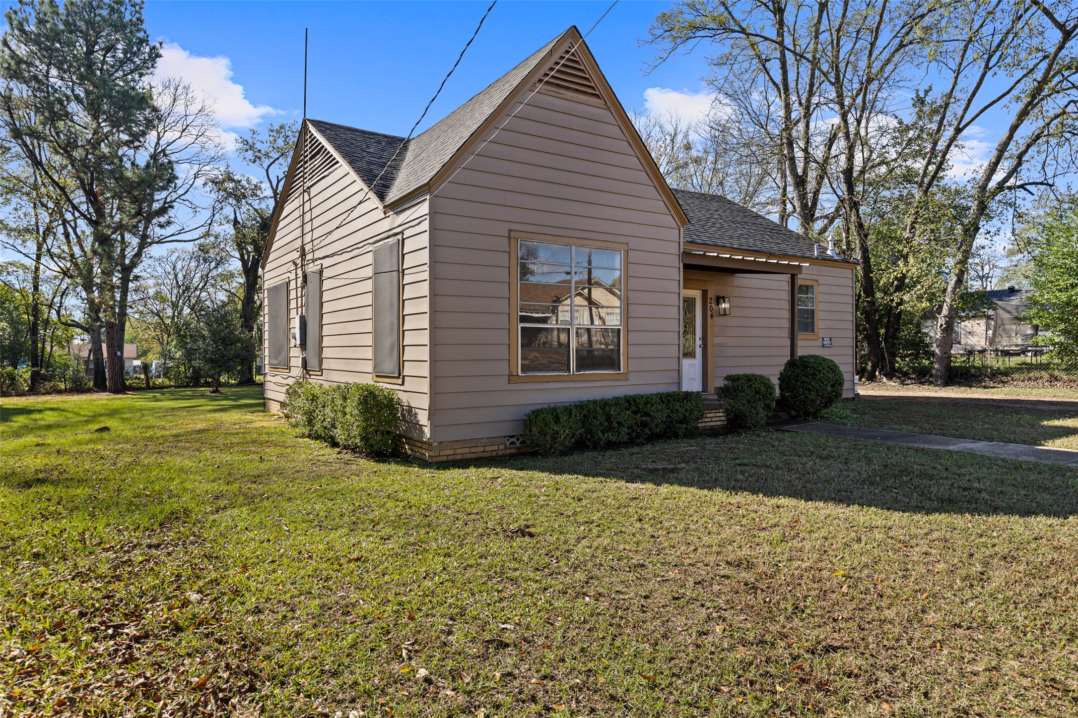 204 W Jones Street Longview TX 75602