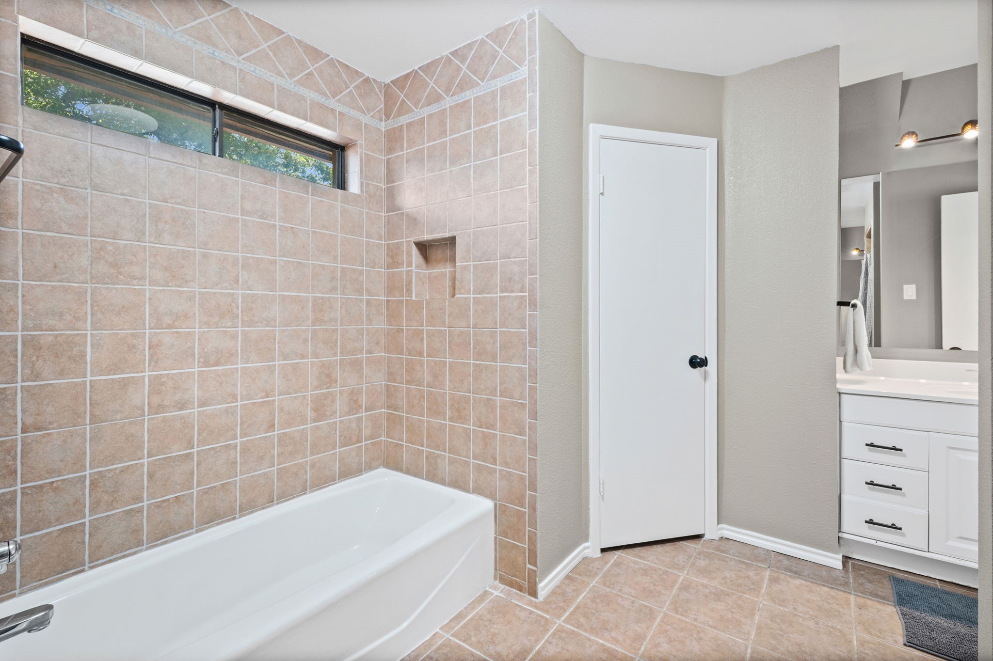 1023 Auburn Drive Arlington TX 76012