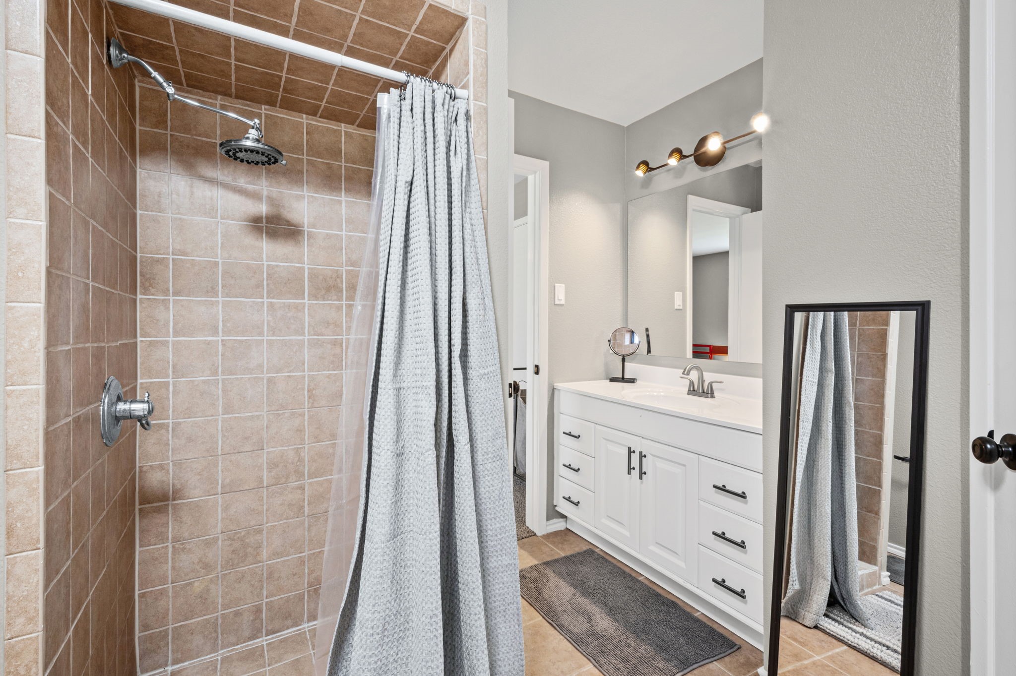 1023 Auburn Drive Arlington TX 76012
